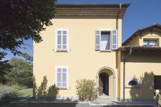Portale d'ingresso abitazione e davanzali esterni in Pietra Santafiora (Viterbo)
