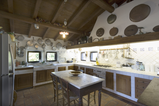 Top cucina rustica in marmo Arabescato (Carrara) con lavello in blocco scavato.