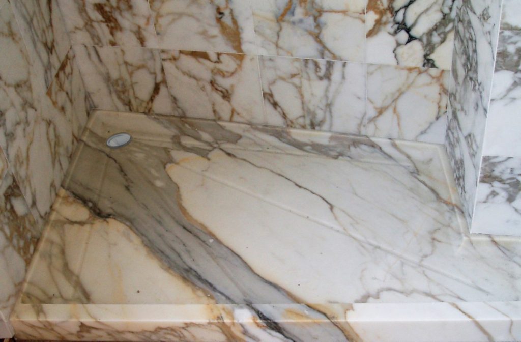 Piatto doccia, top, pavimento e rivestimento in Calacatta Oro (Carrara)