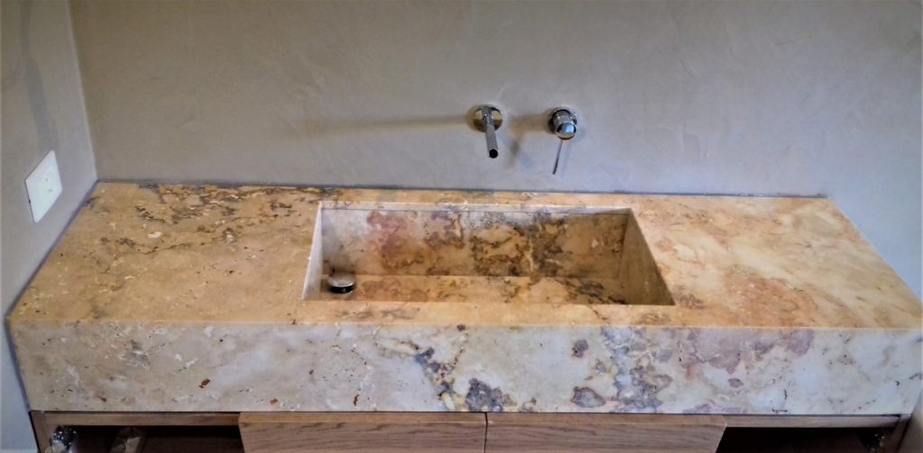 Top bagno in Travertino Scabas stuccato e levigato