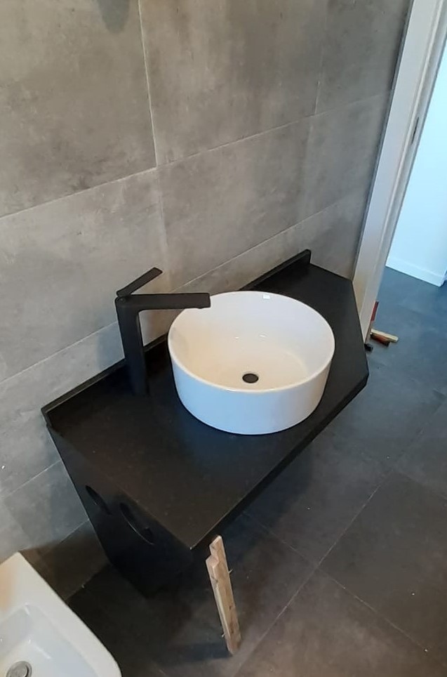 Top bagno in Nero Assoluto satinato con piede