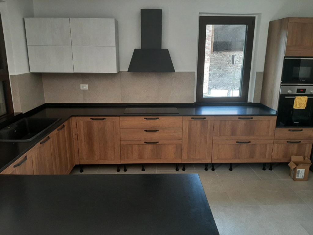 Top cucina in granito Nero Assoluto satinato (Zimbabwe)