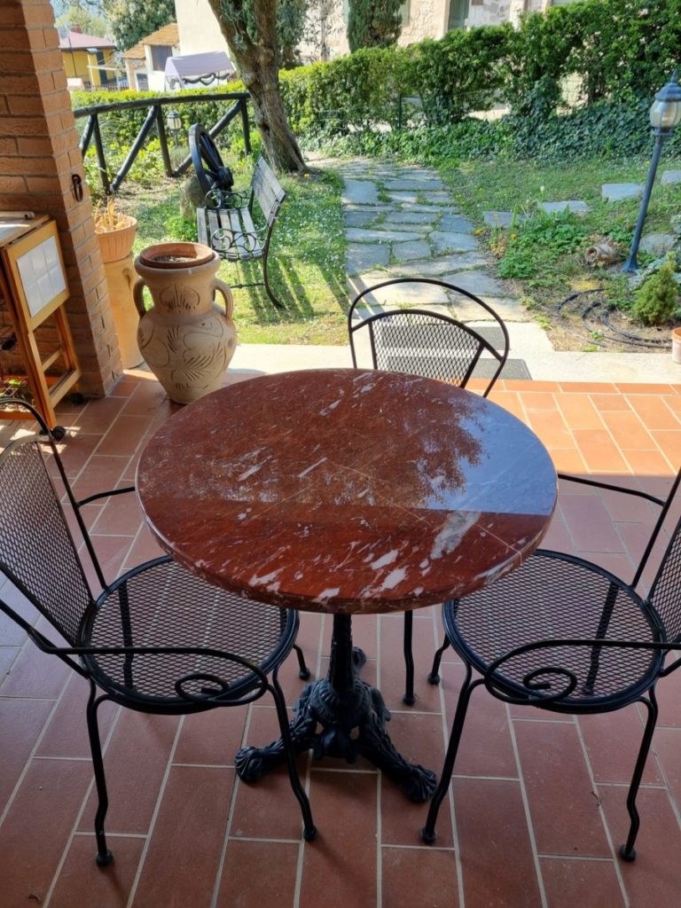 Tavolini tondi per esterno o interno in marmo Rosso Francia lucido