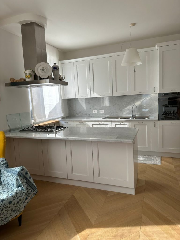 Top cucina con rivestimento a parete in Bianco Carrara lucido