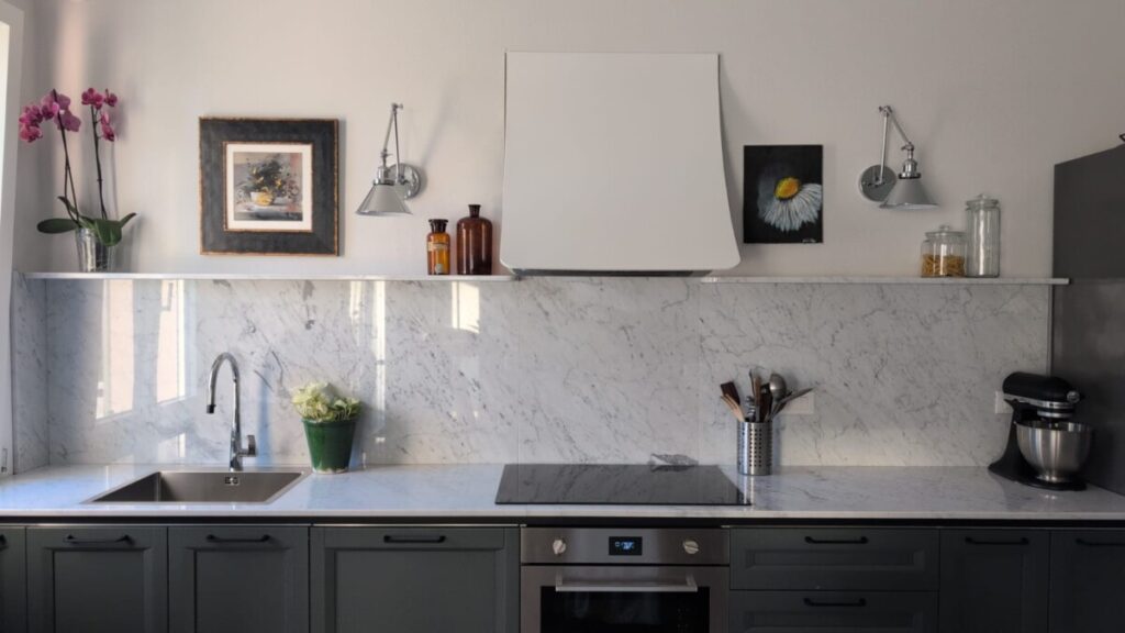 Top cucina con rivestimento a parete in Bianco Carrara lucido
